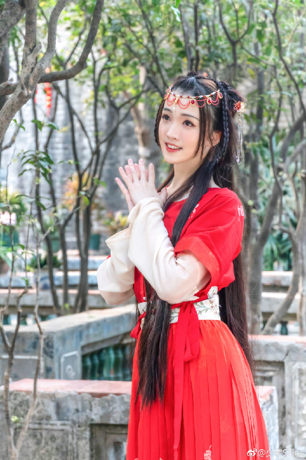 郡主驾到!少寒红裙写真惹人爱