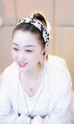 美美甜美的笑容，足以让人心动