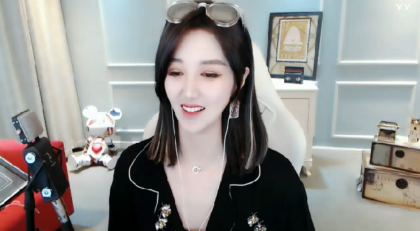 静静黑色深V,显露绝美锁骨