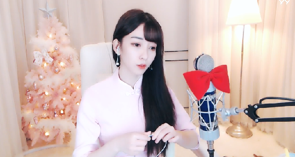 播放的竟然是杨大爷的回放,这可是让杨大爷非常的诧异,这位cs传媒公会