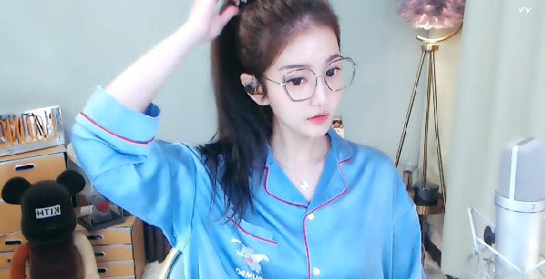 微凉睡衣开播,慵懒美更显女神魅力!