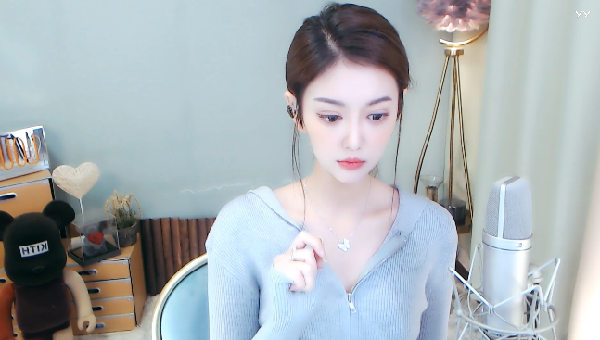 微凉新造型开播,完美身材尽显