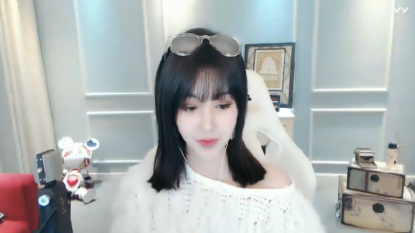 太美了!女神静静露肩装尽显身材
