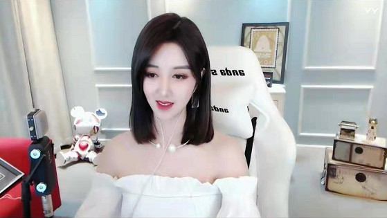 性感可人!静静抹胸裙开播美照
