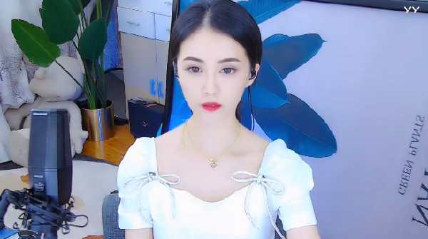 福利!小金娃公主裙展露绝美锁骨