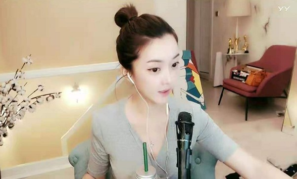 福利!崔阿扎深V长裙独家美照!