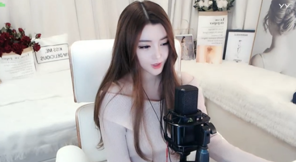 魅力女神!女神晓夏露肩美照