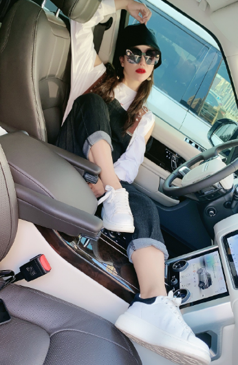 香车美女!文静冷酷生活照