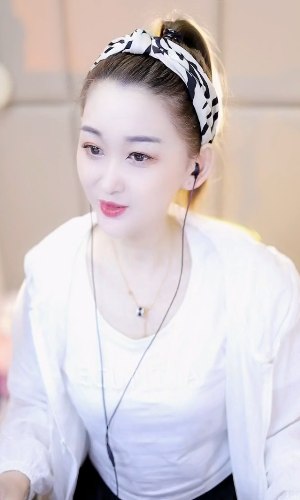 美美甜美的笑容，足以让人心动