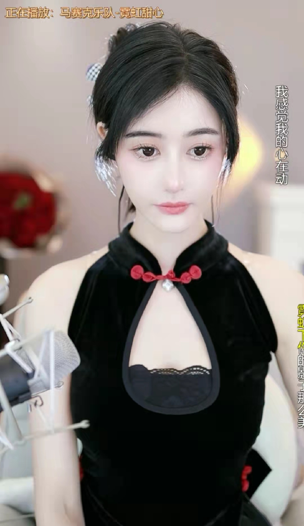 兰梦莎旗袍亮相!身材有致超惊艳!