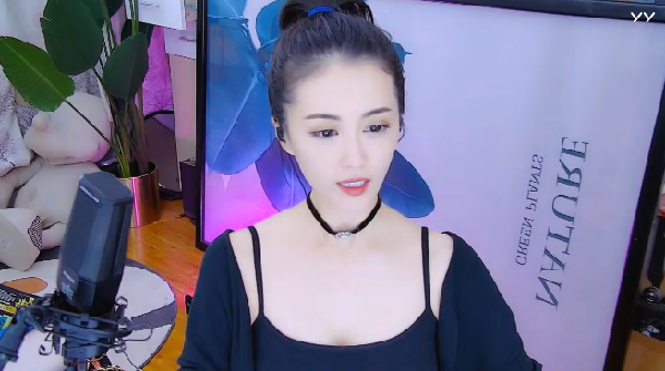 深V露锁骨!小金娃福利开播照