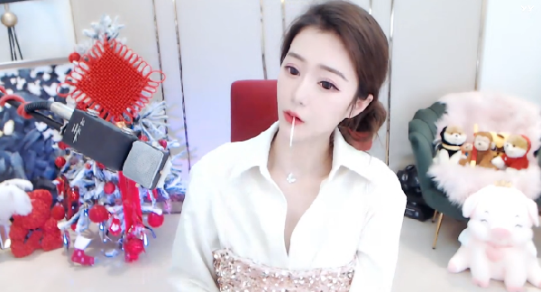 痞气女神!小天天叼着棒棒糖开播