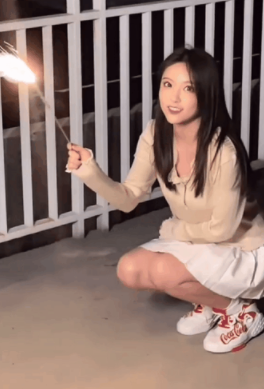 甜泡芙玩烟花超甜,人比烟花美!