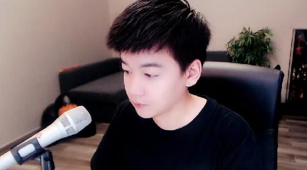 他直播间的邻居姐实力很强,在yy上已经消费几千万了,而且只给浅蓝刷