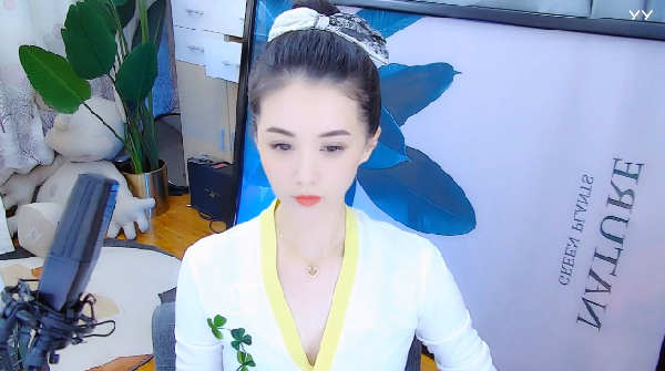深V露白颈!女神小金娃绝美照