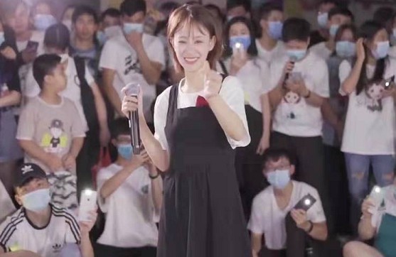 注意了!小阿七路演比心甜化众人!