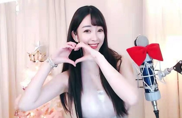送福利!杨大爷开播美照灿笑比心