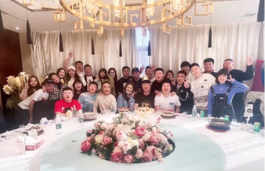 大佛生日庆典,线下主播合照曝光