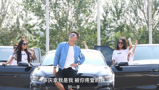 其乐融融!刘一手父子同框玩游戏
