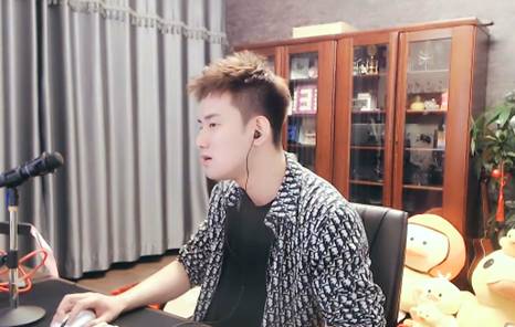 Q哥因为阿哲买戒指被Q嫂干仗