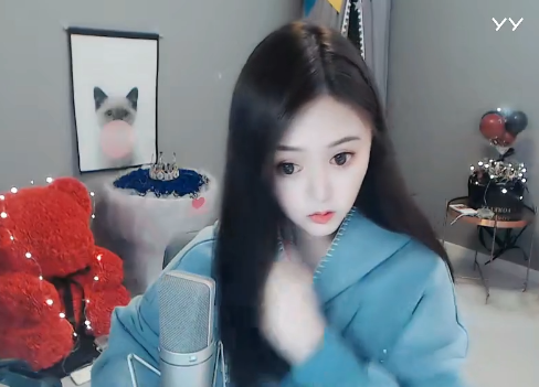 洛瑶宽松睡衣开播,掩盖不住身材