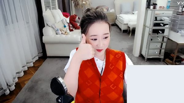 贵气十足!丸子穿奢侈品马甲开播
