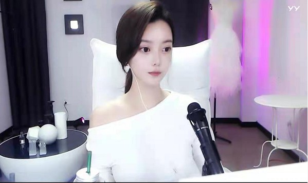 气韵动人!崔阿扎半露香肩开播照