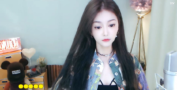 女神微凉开播,惊艳衬衫穿搭