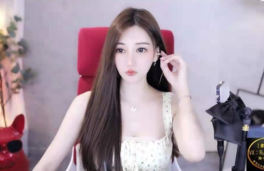 甜美可人!小猫咪吊带碎花裙亮相!
