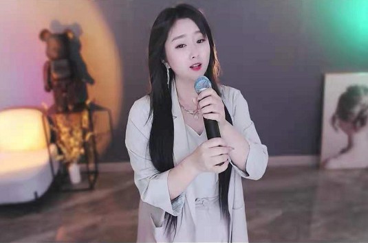 菲儿及腰长发出镜!女神范儿十足!