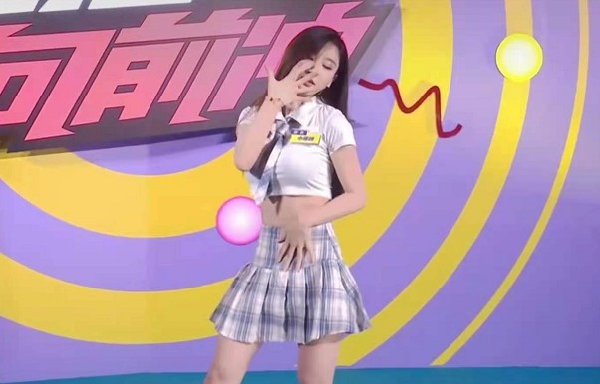 小猫咪录节目! 上演傲人身材!