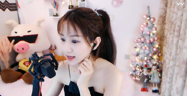 文儿露肩装开播,众人齐呼女神