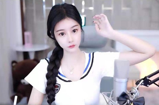 发福利!兰梦莎穿JK制服秀颜值!