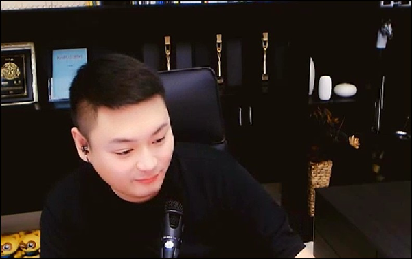李先生透露,战神点是用小号来给他刷的礼物,具体小号是谁就不方便跟