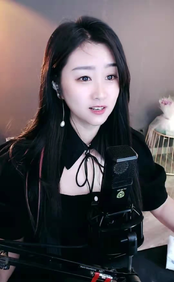 菲儿黑色长裙亮相!美的太惊艳!