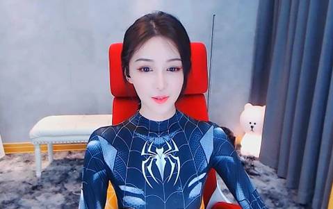 化身女版蜘蛛侠，她还会吐丝