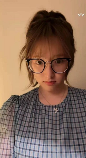 囧囧丸素颜开播!全程被赞颜值高