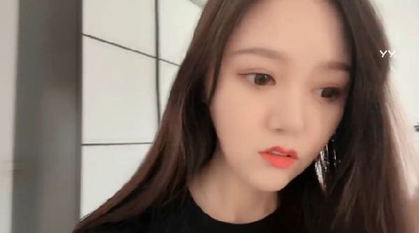 清纯女神!洛瑶手机开播显真颜值