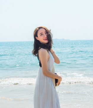 海滩写真美照,文静气质尽显