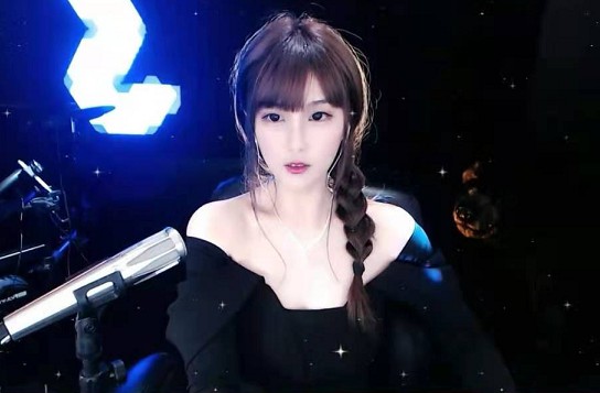 雪儿露肩礼服亮相!美的让人窒息!
