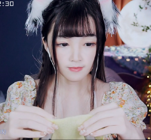 少寒猫耳碎花裙出镜，尽显清纯！