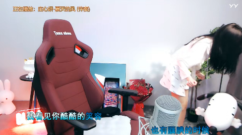 鱼闪闪短裙开播,大长腿如此迷人!